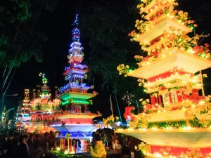 Bangunan Tabot berhias lampu pada malam puncak ritual Tabot di Kota Bengkulu