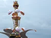 Menara Tabuik berhias payung kertas putih dengan sepasang sayap lebar di bagian bawah dan latar langit
