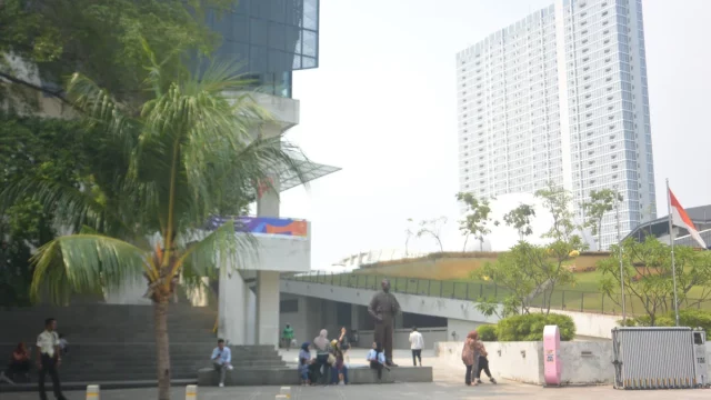 Kompleks Taman Ismail Marzuki Jakarta dengan pengunjung di pelatarannya
