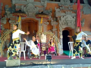 Anggota Yayasan Senang Hati menampilkan tari kursi roda di Ubud, Bali