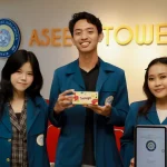 Tiga mahasiswa Universitas Airlangga menunjukkan kemasan teh celup Teanaga buatan mereka