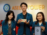 Tiga mahasiswa Universitas Airlangga menunjukkan kemasan teh celup Teanaga buatan mereka