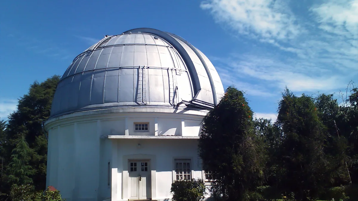 Gedung kubah teleskop Observatorium Bosscha di Lembang di bawah langit biru
