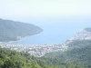 Teluk Tahuna dan permukiman di tepi pantainya dilihat dari perbukitan berhutan