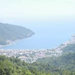 Teluk Tahuna dan permukiman di tepi pantainya dilihat dari perbukitan berhutan