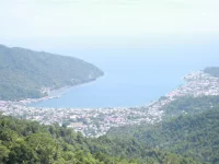 Teluk Tahuna dan permukiman di tepi pantainya dilihat dari perbukitan berhutan
