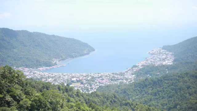Teluk Tahuna dan permukiman di tepi pantainya dilihat dari perbukitan berhutan