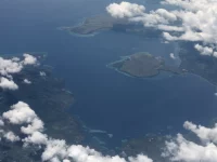 Pemandangan udara Teluk Waienga dan pulau kecil di Pulau Lembata, Nusa Tenggara Timur
