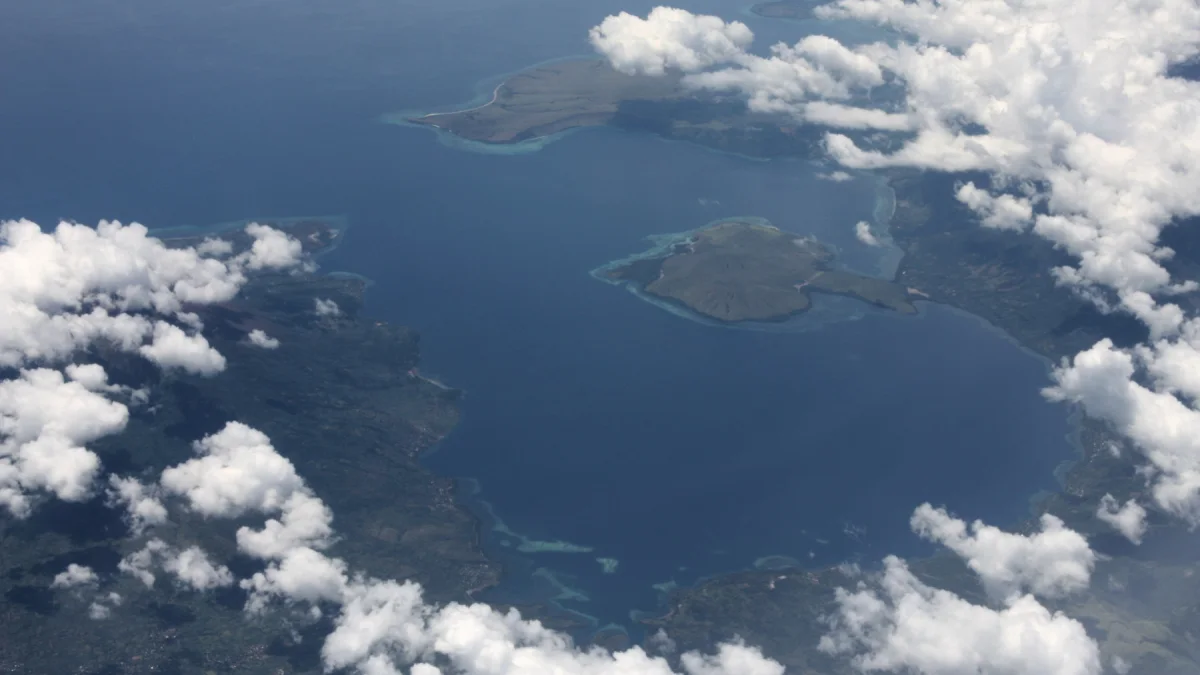 Pemandangan udara Teluk Waienga dan pulau kecil di Pulau Lembata, Nusa Tenggara Timur