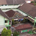 Kompleks bangunan Perguruan Tamansiswa Jetis di Yogyakarta beratap genting merah dilihat dari ketinggian.