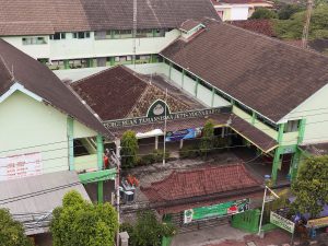 Kompleks bangunan Perguruan Tamansiswa Jetis di Yogyakarta beratap genting merah dilihat dari ketinggian.