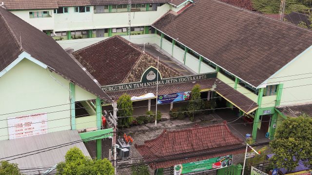 Kompleks bangunan Perguruan Tamansiswa Jetis di Yogyakarta beratap genting merah dilihat dari ketinggian.