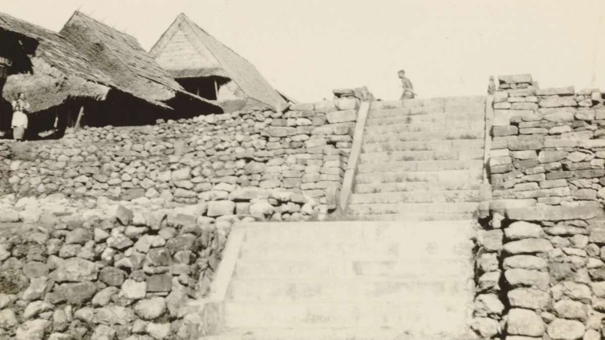 Tembok batu bertingkat dan tangga batu di kampung Hilisimaetano, Nias, pada 1914