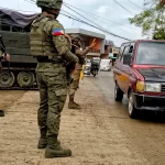 Tentara Filipina memeriksa arus lalu lintas di jalan raya Marantao, Lanao del Sur