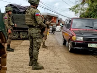 Tentara Filipina memeriksa arus lalu lintas di jalan raya Marantao, Lanao del Sur