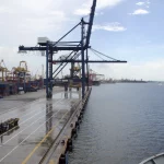 Derek peti kemas berjajar di dermaga Terminal Tanjung Priok, Jakarta
