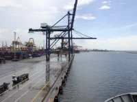 Derek peti kemas berjajar di dermaga Terminal Tanjung Priok, Jakarta