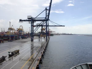 Derek peti kemas berjajar di dermaga Terminal Tanjung Priok, Jakarta