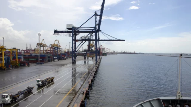 Derek peti kemas berjajar di dermaga Terminal Tanjung Priok, Jakarta