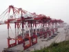 Derek peti kemas berjajar di Pelabuhan Laut Dalam Yangshan, Shanghai, China