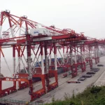 Derek peti kemas berjajar di Pelabuhan Laut Dalam Yangshan, Shanghai, China