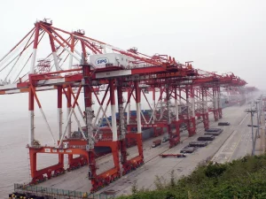 Derek peti kemas berjajar di Pelabuhan Laut Dalam Yangshan, Shanghai, China