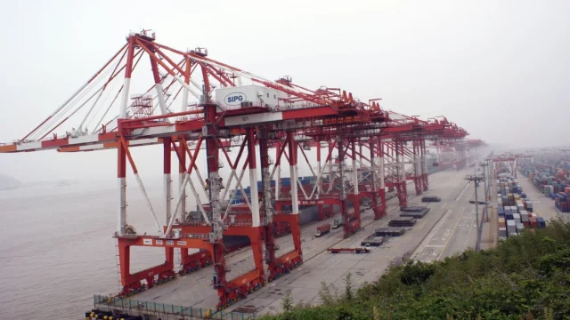 Derek peti kemas berjajar di Pelabuhan Laut Dalam Yangshan, Shanghai, China