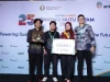 Empat mahasiswa ITB Tim AAA membawa trofi dan papan Juara 1 ANTAM Hackathon