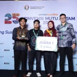 Empat mahasiswa ITB Tim AAA membawa trofi dan papan Juara 1 ANTAM Hackathon