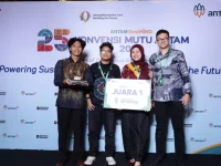 Empat mahasiswa ITB Tim AAA membawa trofi dan papan Juara 1 ANTAM Hackathon