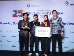 Empat mahasiswa ITB Tim AAA membawa trofi dan papan Juara 1 ANTAM Hackathon