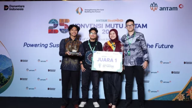 Empat mahasiswa ITB Tim AAA membawa trofi dan papan Juara 1 ANTAM Hackathon