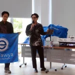 Mahasiswa tim Ekalawya Undip berpose dengan bendera tim dan miniatur kapal