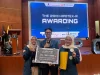 Tiga Mahasiswa UNAIR Memegang Papan Juara Policy Case Competition HIPOTEX-R
