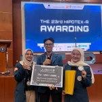 Tiga Mahasiswa UNAIR Memegang Papan Juara Policy Case Competition HIPOTEX-R