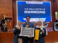 Tiga Mahasiswa UNAIR Memegang Papan Juara Policy Case Competition HIPOTEX-R