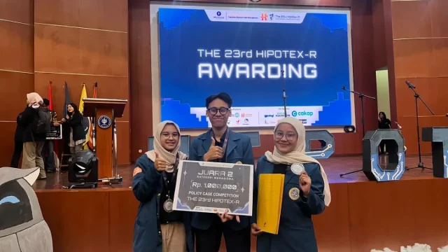 Tiga Mahasiswa UNAIR Memegang Papan Juara Policy Case Competition HIPOTEX-R