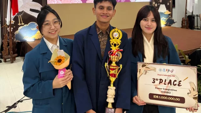 Tim Manjah Fakultas Kedokteran Gigi UNAIR seusai meraih juara di Yogyakarta