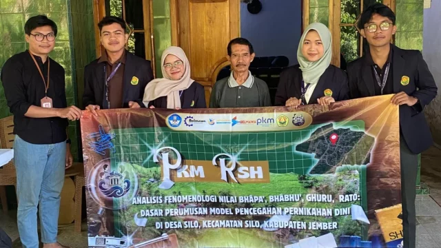 Tim PKM Universitas Jember bersama warga di Desa Silo, Kabupaten Jember