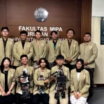 Tim Robot Humanoid Elins Research Club UGM Bersama Dua Robot Buatan Mereka