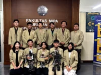 Tim Robot Humanoid Elins Research Club UGM Bersama Dua Robot Buatan Mereka