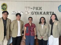 Lima mahasiswa Tim Teman Tumbuh UGM seusai wawancara dengan pemangku kebijakan