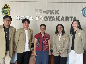 Lima mahasiswa Tim Teman Tumbuh UGM seusai wawancara dengan pemangku kebijakan