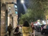 Orang berjalan di trotoar Malioboro Yogyakarta pada malam hari dengan lampu jalan menyala
