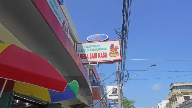 Papan nama pusat oleh-oleh khas Lampung Aneka Sari Rasa di bawah langit biru