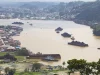 Tongkang bermuatan batu bara ditarik kapal tunda di Sungai Mahakam Samarinda
