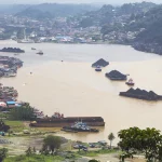 Tongkang bermuatan batu bara ditarik kapal tunda di Sungai Mahakam Samarinda