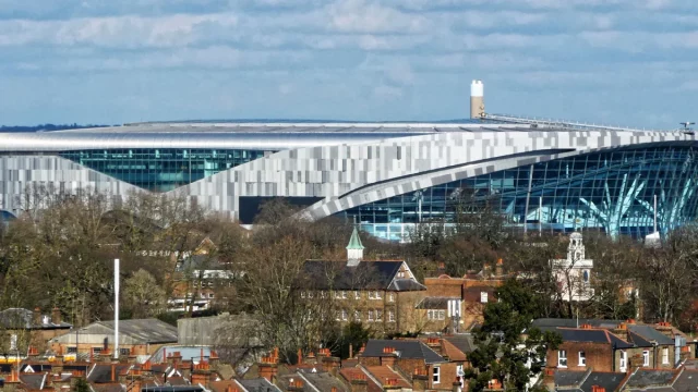 Foto arsip Tottenham Hotspur Stadium dilihat dari kejauhan di London