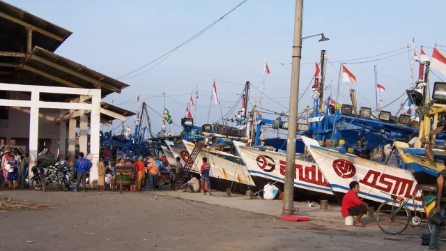 Perahu nelayan bercat warna-warni bersandar di Tempat Pelelangan Ikan Eretan Wetan, Kandanghaur, Indramayu