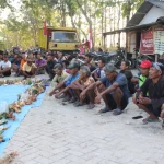 Warga duduk berjajar di depan sajian tradisi Gumbregan masyarakat Samin Margomulyo
